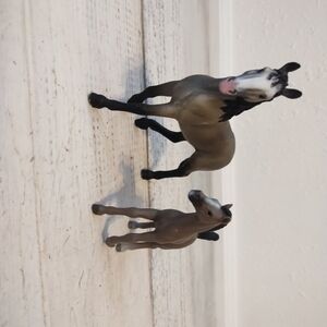 Schleich   Gray and black family  2 Horse  baby made in Germany